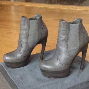 ALEXANDER MCQUEEN Ankle Booties In “Colophony”.